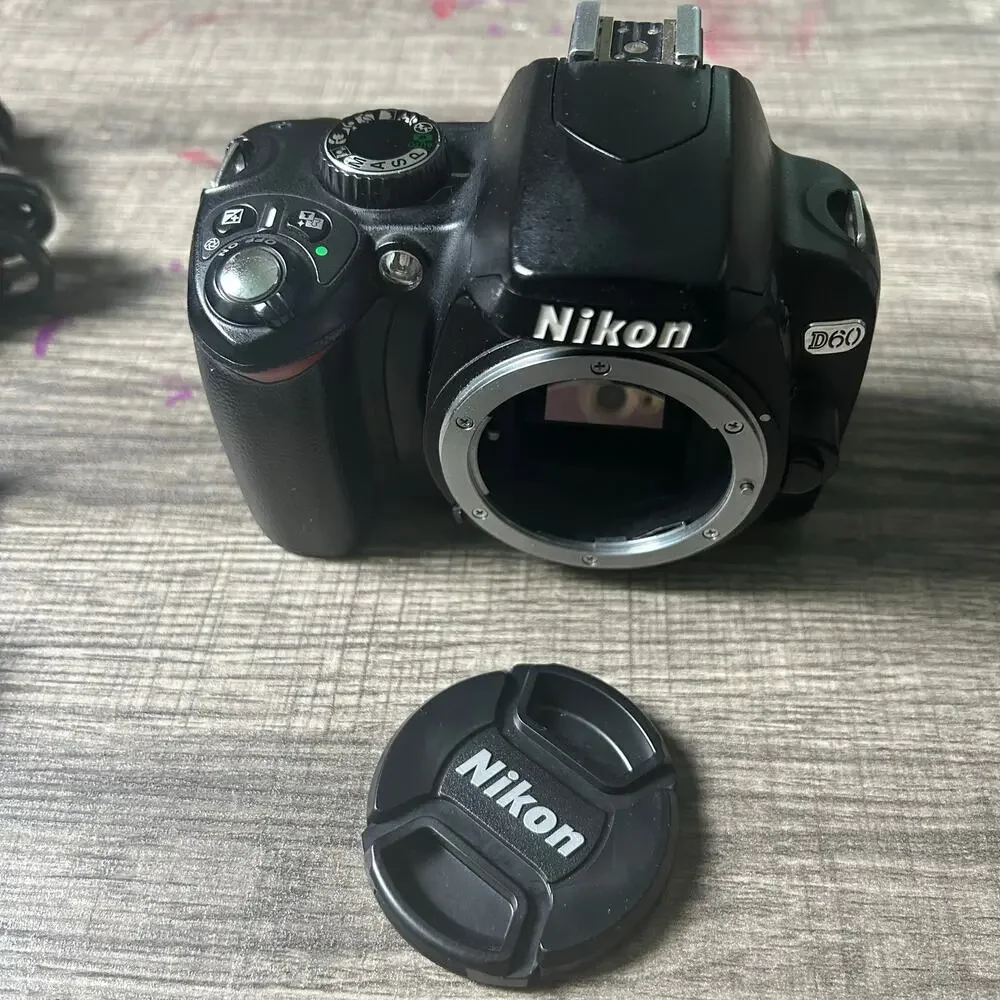 Nikon D60 DSLR Camera w/ AF-S DX 55-200mm VR Lens Charger and Battery Tested
